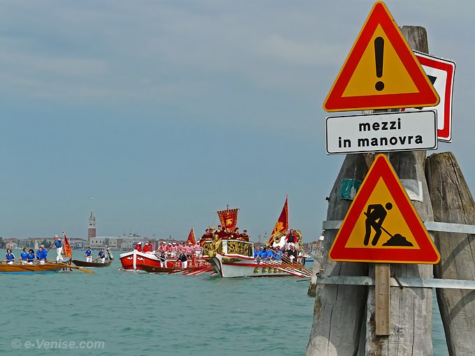 Fête de la Sensa à Venise L'arrivée du bateau des dignitaires au Lido