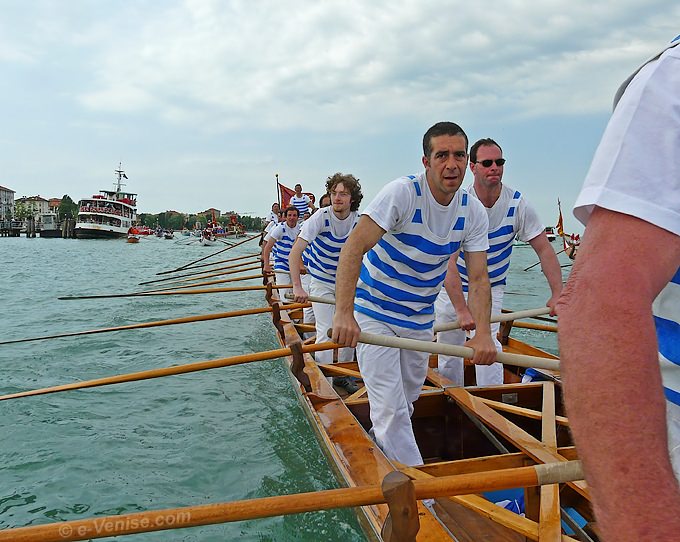 Fête de la Sensa à Venise : l'équipage de la Disdotona le long du Lido et en direction de l'église San Nicolò