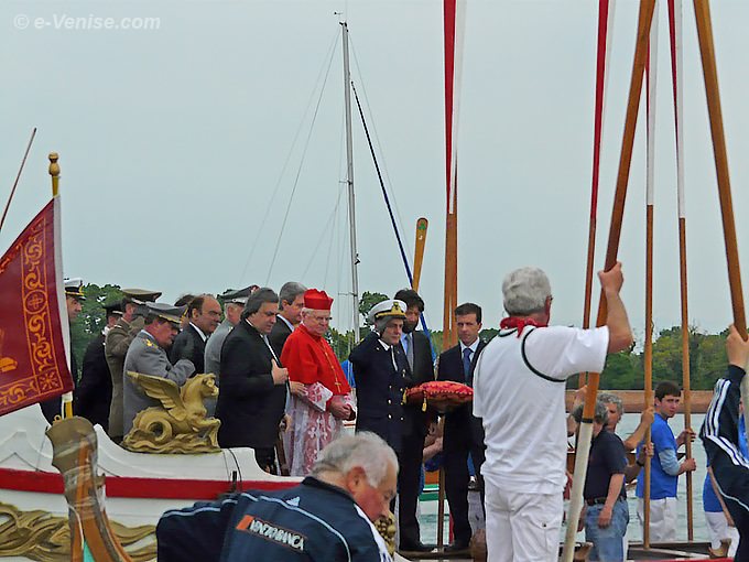 Le moment le plus solennel de cette fête de la Sensa, lorsque le Maire de Venise, Monsieur Massimo Cacciari, accompagné de l'Amiral, du Prefet et de Son Éminence le Cardinal et Patriarche de Venise, Monseigneur Scola, jette l'anneau d'or symbolique (aujourd'hui une couronne de fleurs) dans la Mer, pour symboliser le mariage de Venise avec la Mer