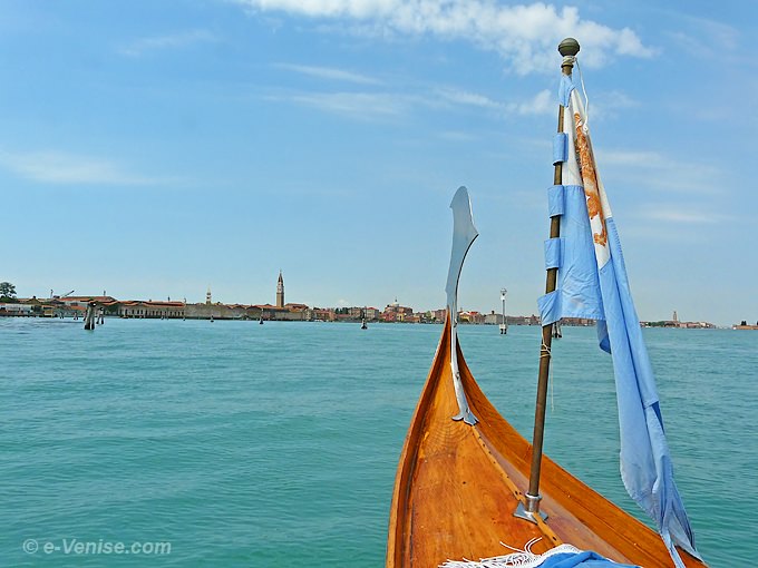 La proue et la bannière couleur d'Azur de la Disdotona des Canottieri Querini en face des Fondamente Nuove à Venise, au fond le campanile de San Francesco della vigna