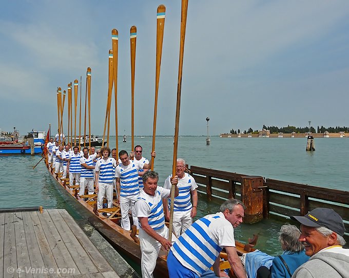 De retour au club des Canottieri Querini sur les Fondamente Nuove, l'équipage, visiblement content de sa sortie, fait les honneurs à... sa photographe du jour