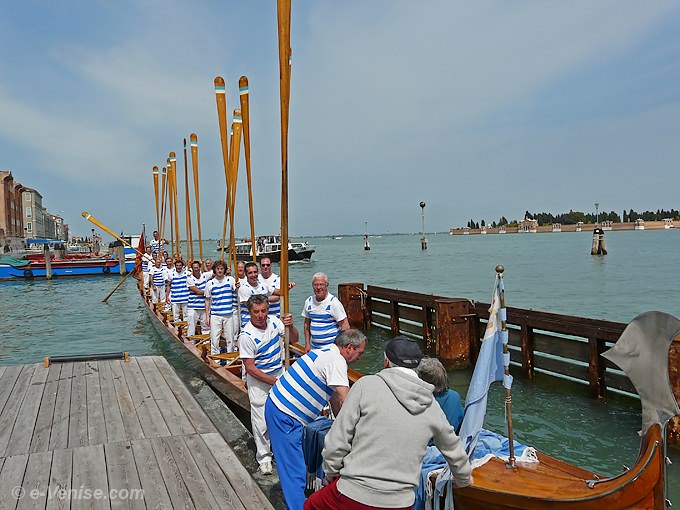 La Disdotona est la gondole la plus longue de Venise et en plus de cette particularité c'est aussi une véritable bête de course particulièrement véloce