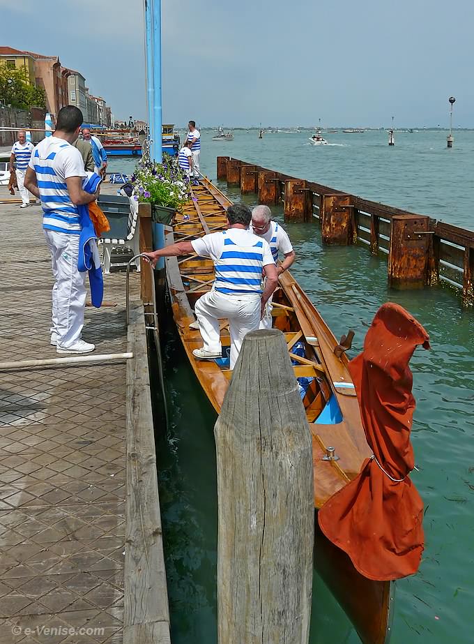 La Disdotona est la gondole la plus longue de Venise et en plus de cette particularité c'est aussi une véritable bête de course particulièrement véloce