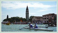 La Vogalonga au passage de l'île de Mazzorbo, dans la lagune Nord de Venise.