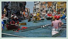 La Vogalonga dans le Canal de Cannaregio à Venise.
