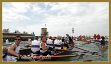 La Vogalonga le long de l'île de Sant'Erasmo, dans la lagune Nord de Venise.