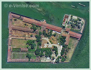 L'île du Lazzaretto Vecchio à Venise, en face de l'île du Lido