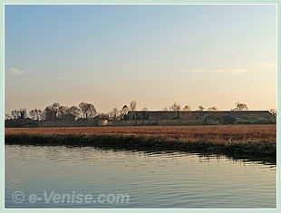 L'île du Lazzaretto Nuovo où l'on soignait les pestiférés, en face de l'île de Sant' Erasmo à Venise