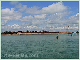L'île du Lazzaretto Vecchio, où l'on traitait les pestiférés, en face de l'île du Lido à Venise