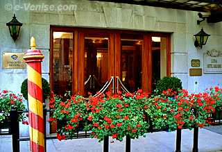 l'hôtel Luna Baglioni à gauche avec ses palis rouges et oranges