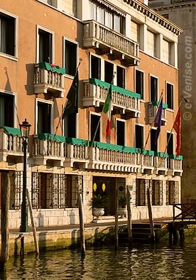 Hôtel Palazzo Sant'Angelo sul Canal Grande à Venise 
Sina Hôtel