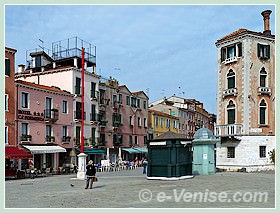 A gauche, l'hôtel Ca' Formenta, et tout à droite, la maison de Giovanni Cabot, de part et d'autre de la Via Garibaldi