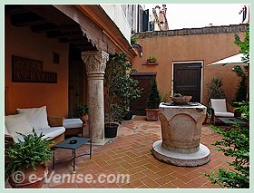 La jolie cour de l'hôtel Casa Verardo et son puits