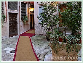 La cour, le puits et l'entrée de l'hôtel Locanda Remedio à Venise