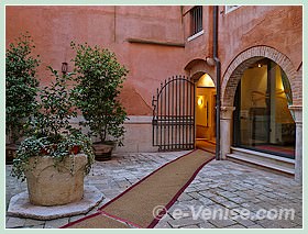 La cour et le puits de l'hôtel Locanda Remedio à Venise