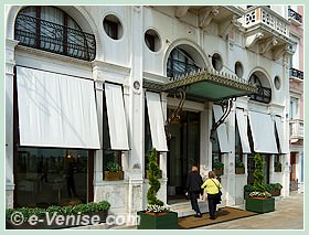 L'entrée de l'Hôtel Londra Palace sur la Riva degli Schiavoni à Venise.