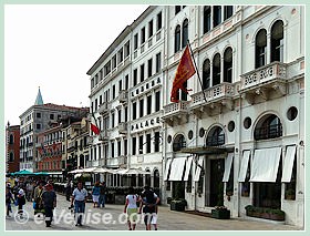 L'Hôtel Londra Palace sur la Riva degli Schiavoni à Venise.