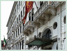 L'Hôtel Londra Palace sur la Riva degli Schiavoni à Venise.