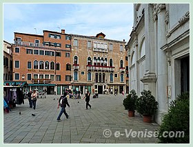 L'hôtel Scandinavia (sur la gauche) sur le Campo Santa Maria Formosa, dont on aperçoit l'entrée de l'église sur la droite.
