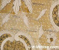 détail du montage de la dentelle de Burano