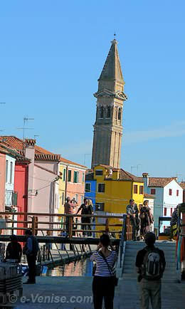 Burano, un campanile qui penche !