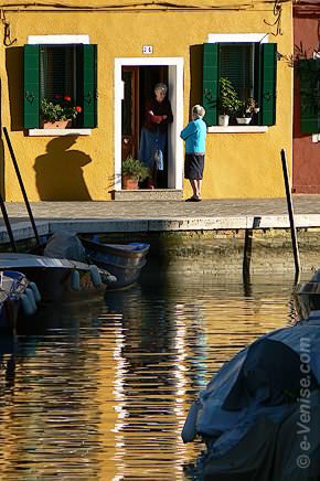 Burano le soir, calme et beauté dorée de la lumière