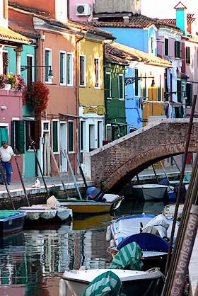 Les couleurs éclatent sur les façades de Burano