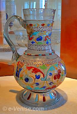Cruches décorées d'émaux polychromes au four et feuilles d'or fin XVe siècle Musée du Verre de Murano