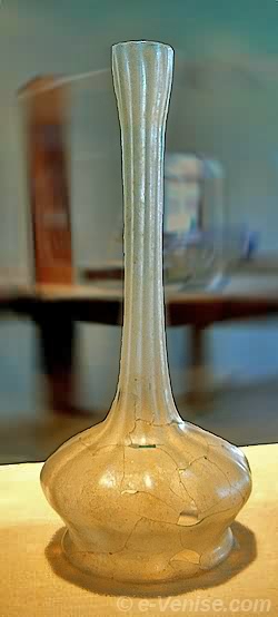Carafe pansue dite inghistera à côtes, soufflée au moule Fin XIVe début XVe siècle Musée du Verre de Murano