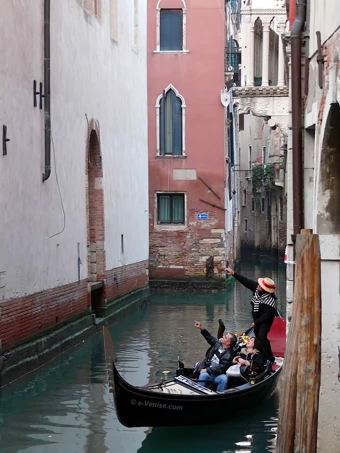 gondole dans le rio de San Lio, juste en face du Théatre Malibran, sous lequel se trouverait la maison de Marco Polo