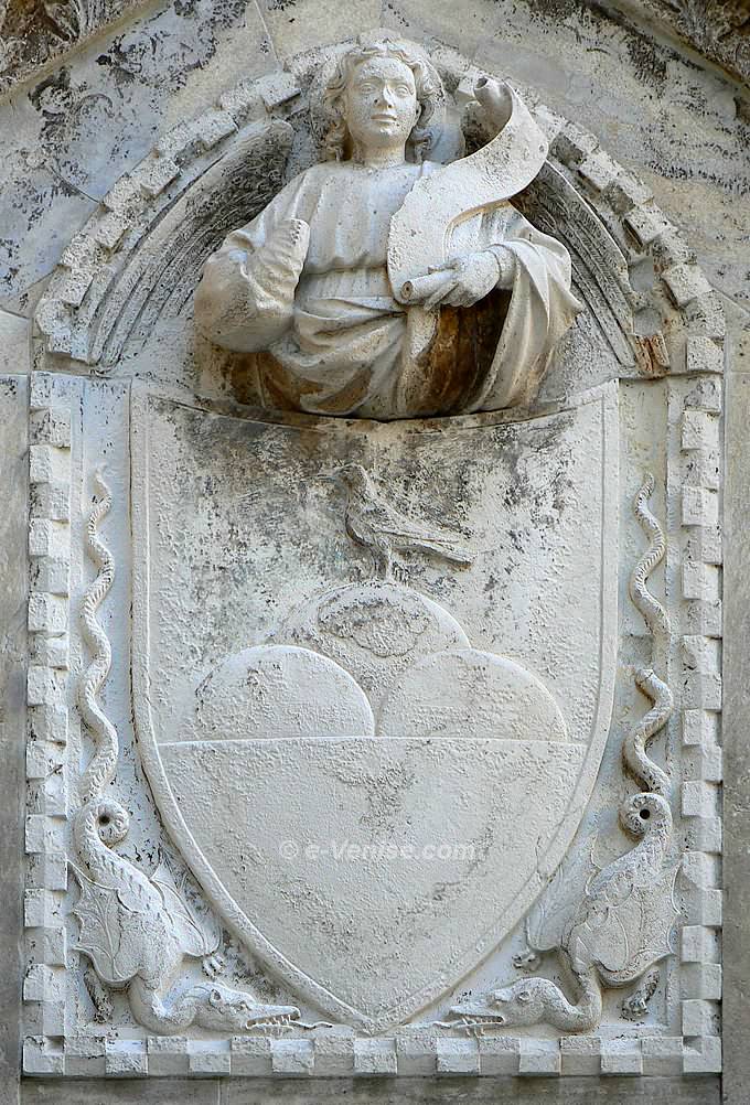 écusson de style gohtique, en pierre d'Istrie, qui date de la moitié du XVème siècle venise
