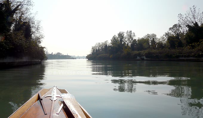 La Lagune de Venise, le canal de l'isola de la Vignole
