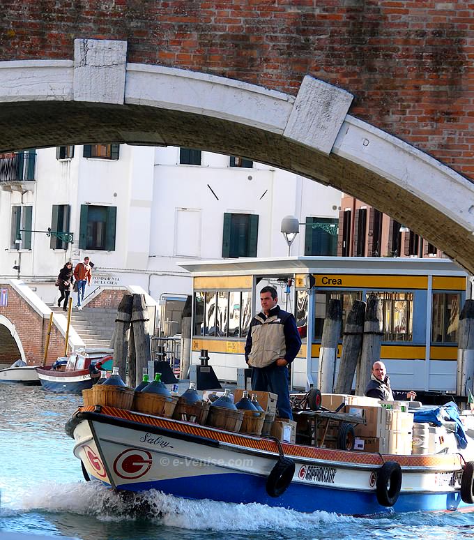 Transport de bonbonnes sur le Canal du Cannaregio à Venise