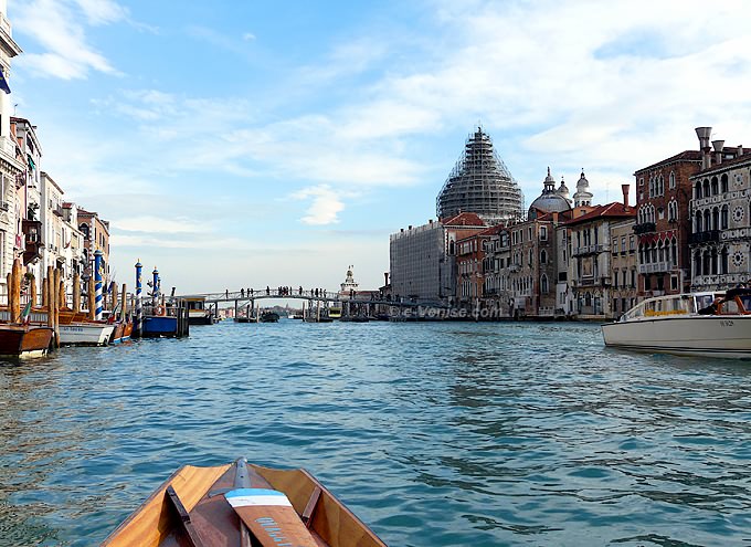 Le Pont Votif pour la Fête della Salute sur le Grand Canal à Venise