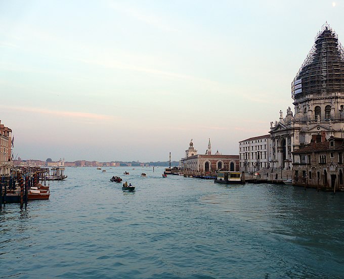 Grand Canal à Venise depuis le Pont Votif de la Fête de la Salute