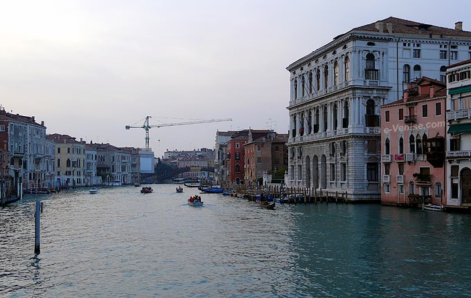 Grand Canal à Venise depuis le Pont Votif de la Fête de la Salute