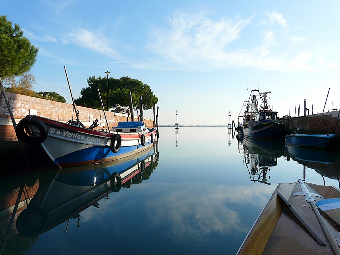Les rii de l'île de Burano de la lagnue de Venise vus depuis notre sandolo à fleur d'eau
