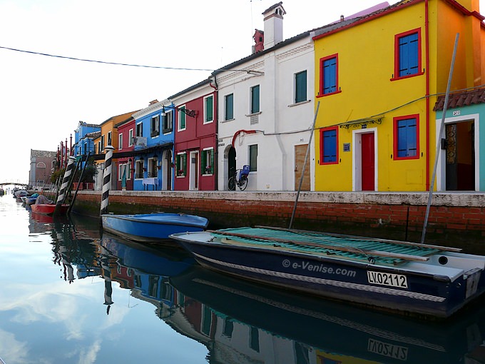 Les rii de l'île de Burano de la lagnue de Venise vus depuis notre sandolo à fleur d'eau