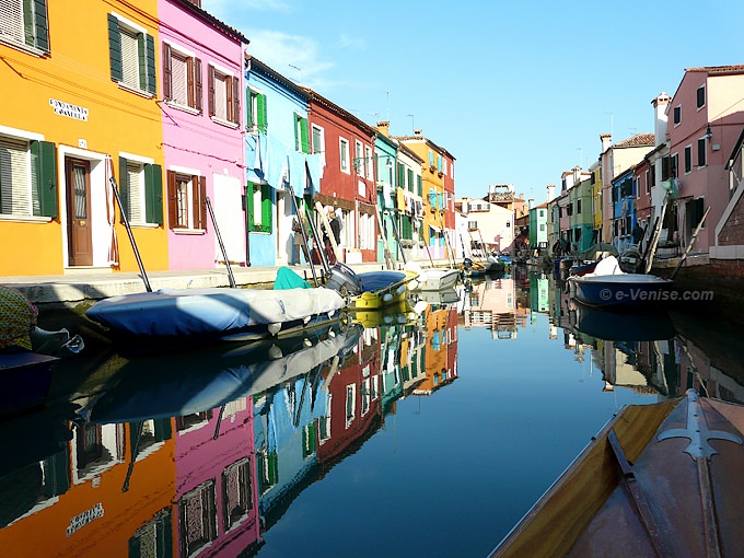 Les rii de l'île de Burano de la lagnue de Venise vus depuis notre sandolo à fleur d'eau
