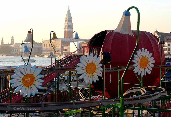 le campanile de saint marc à Venise derrière un manège forrain à la zucca le campanile de saint marc à Venise derrière un manège forrain à la zucca