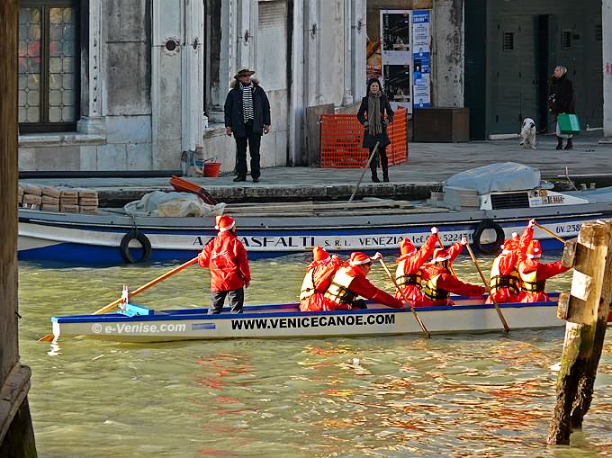 peres noel canoe grand canal venise