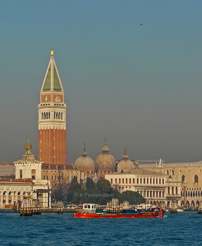 Campanile de Saint Marc et les dômes de la Basilique Saint Marc à Venise