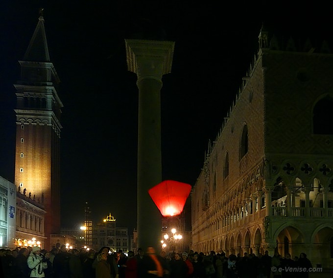 Lâchers de lumignons Campanile de Saint Marc et le Palais des Doges