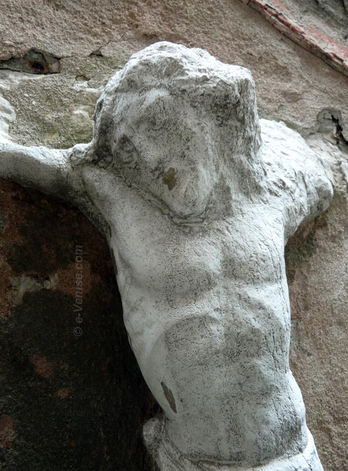 statue de christ calle correr cannaregio venise