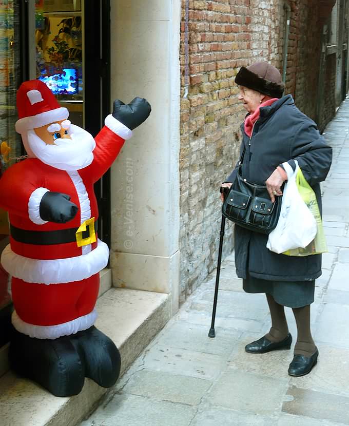 Pere Noel Ruga Giuffa dans le sestiere de Castello à Venise Pere Noel Ruga Giuffa dans le sestiere de Castello à Venise
