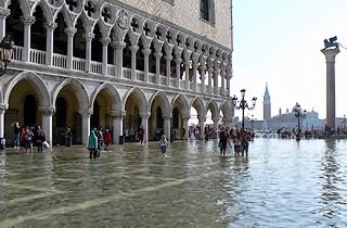 Une “belle” Acqua Alta sur la Piazzetta