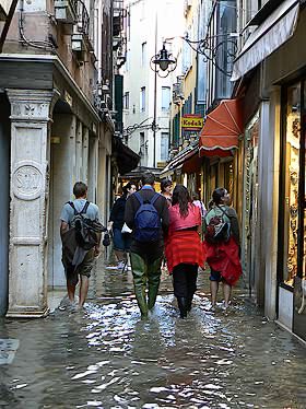 Acqua Alta et shopping en bottes et cuissardes