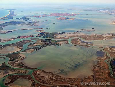 Venise, en haut de l'image, et sa lagune vue aerienne