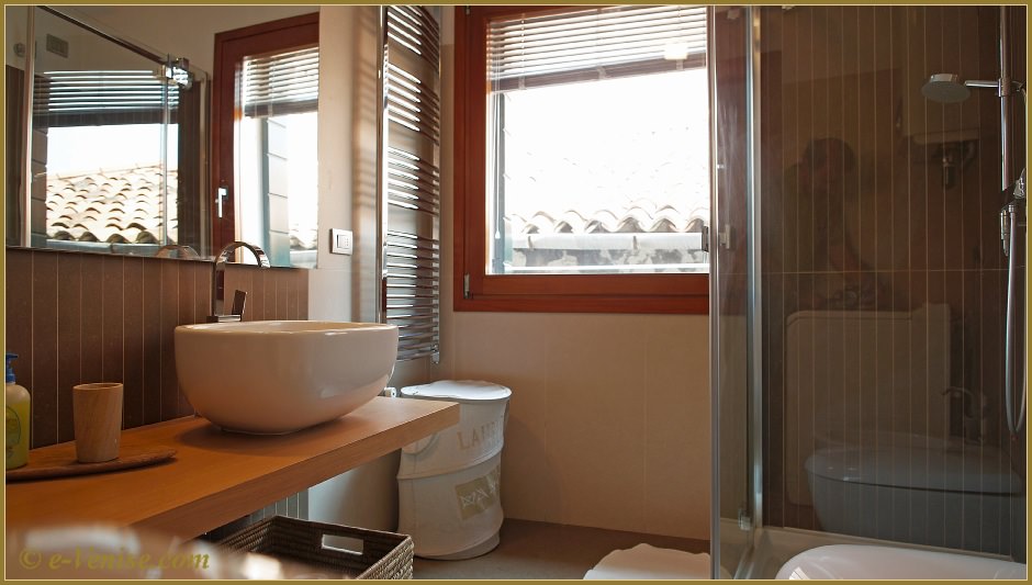 Fenetre Salle De Bain Vis A Vis : La Salle de Bains de la Chambre Matrimoniale de l’appartement Laguna … Fenetre Salle De Bain Vis A Vis : La Salle de Bains de la Chambre Matrimoniale de l’appartement Laguna …