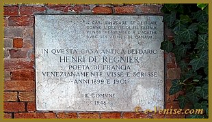 La plaque située sur le mur du jardin du Palazzo Dario, sur le Campiello Barbaro, qui honore Henri de Régnier, dans le sestier du Dorsoduro à Venise.